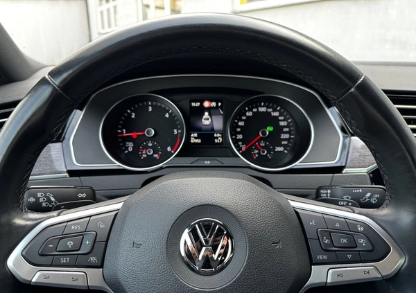 Volkswagen Passat cena 119900 przebieg: 67940, rok produkcji 2019 z Chełmno małe 277
